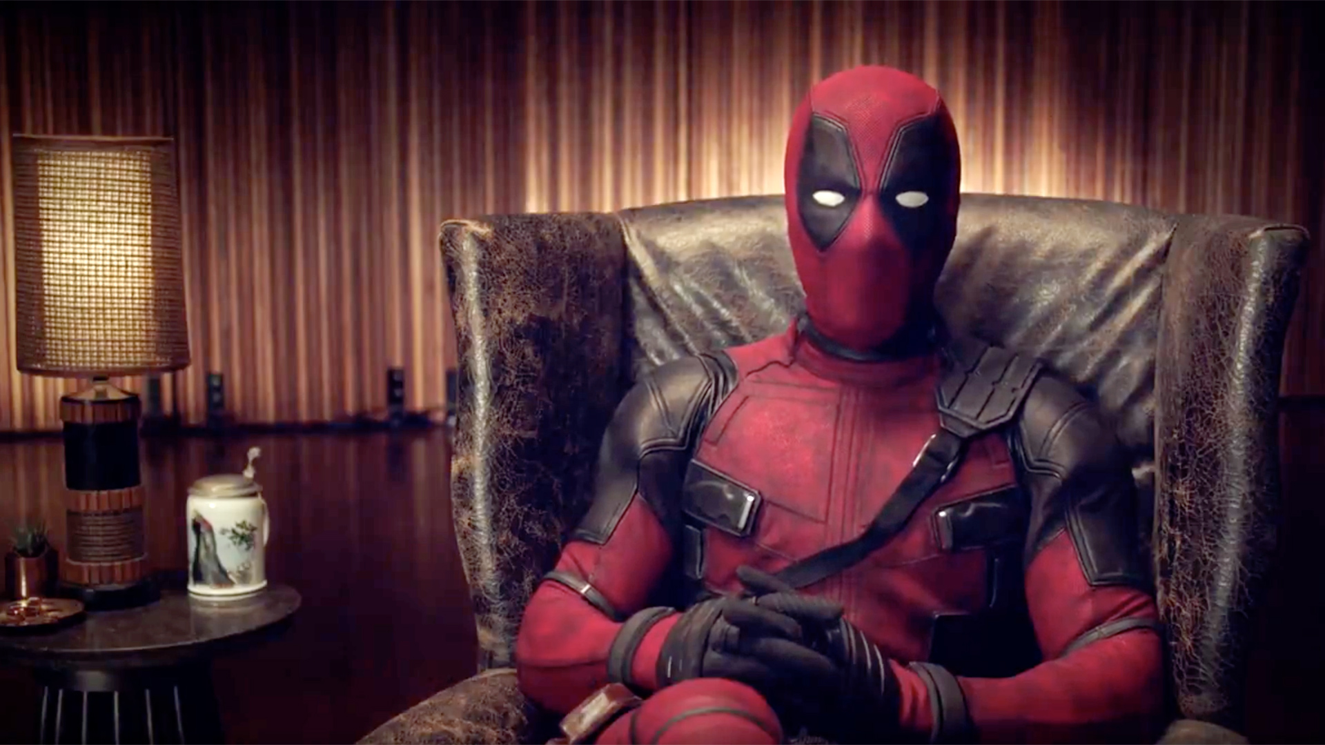 Deadpool assis sur une chaise