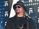 Kid Rock parle sur scène lors des CMT Music Awards 2017 au Music City Center de Nashville, le 6 juin 2017.