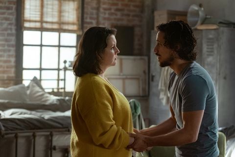 yellowjackets stars melanie lynskey, comme shauna, et peter gadiot, comme adam, debout dans une chambre dans une scène de la saison 1 épisode 8 du drame