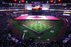 Les Blue Jays et les Tigers de Detroit représentent l'hymne national avec les fans avant le match d'ouverture à domicile des Blue Jays à Toronto le mardi 11 avril 2023. 