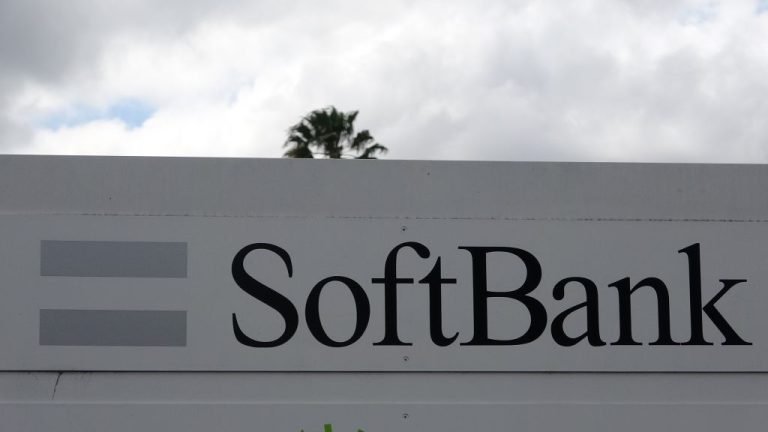 Alors que la technologie s’effondre, SoftBank vend une unité de capital-risque à une société basée à Singapour dirigée par le frère de Masayoshi Son