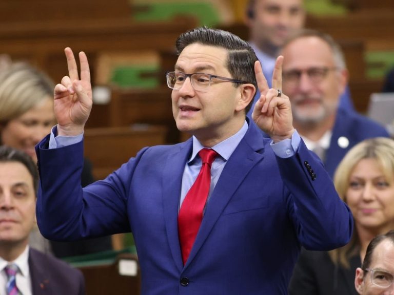 La proposition de Poilievre de retirer le financement de CBC nécessiterait une modification de la loi