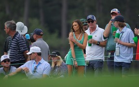 Paulina Gretzky, épouse de Dustin Johnson des États-Unis, regarde pendant le premier tour des Masters le 6 avril 2023. REUTERS/Brian Snyder