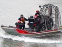 Un hydroglisseur des services d'urgence du comté de Strathcona, composé de pompiers et d'ambulanciers paramédicaux, balaie la rivière Saskatchewan Nord.  La police et les agents de la paix ont fouillé les rives de la rivière Saskatchewan Nord à Edmonton à la recherche de restes humains le mercredi 5 octobre 2022.