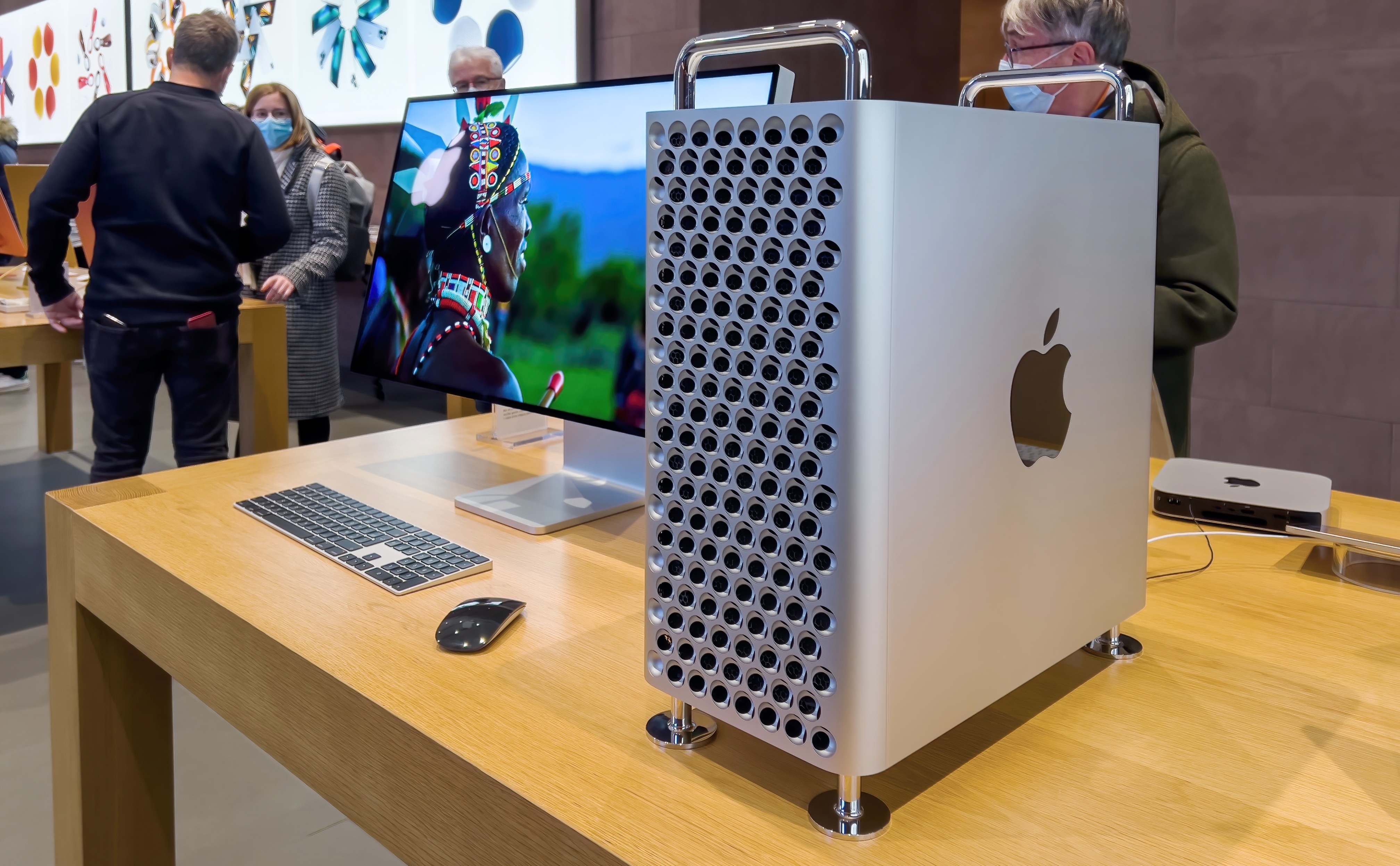 Paris, France - 26 novembre 2021 : personnes à l'intérieur de l'Apple Computers Store avec un nouveau poste de travail Mac Pro avec écran Apple XDR