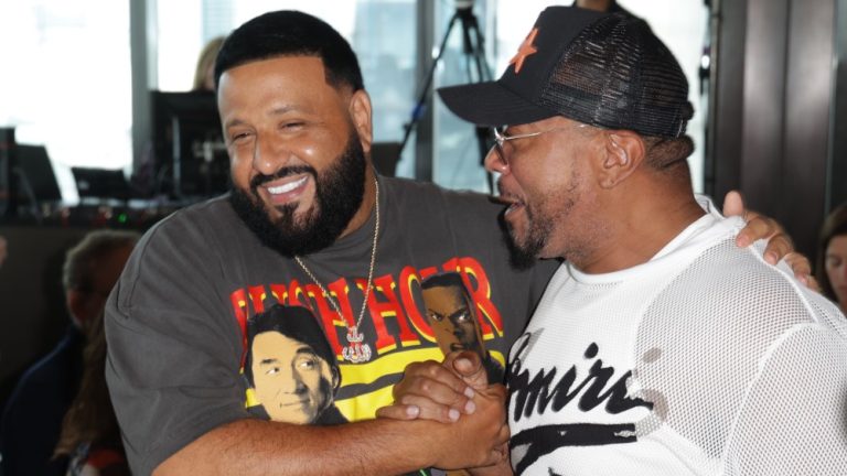 DJ Khaled rend hommage à "Idol" Timbaland lors de l'événement Variety's Miami Entertainment Town : "Sa musique jouera pour toujours"
	
	
