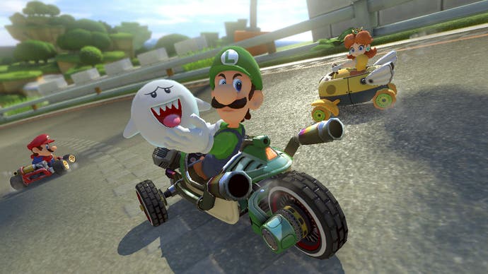 Meilleurs jeux Mario - Capture d'écran de Mario Kart 8 Deluxe montrant Luigi furieux en conduisant un vélo.