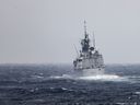 La frégate de classe Halifax de la Marine royale canadienne NCSM Vancouver (FFH 331) traverse le détroit de Taiwan avec le destroyer lance-missiles USS Higgins (DDG 76) lors d'un transit de routine le 20 septembre 2022.