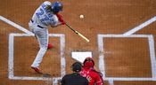 9 septembre 2022 ;  Arlington, Texas, États-Unis ;  Le joueur de premier but des Blue Jays de Toronto Vladimir Guerrero Jr. (27 ans) frappe un simple contre les Rangers du Texas lors de la première manche au Globe Life Field. 