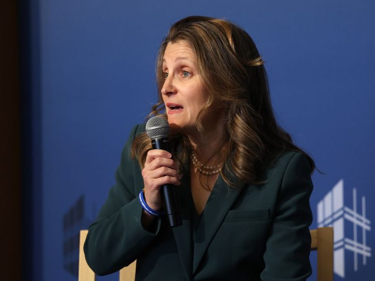 Méfiez-vous de la « course vers le bas » avec les subventions des entreprises pour alimenter l’économie verte, déclare Freeland au public américain