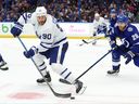 11 avril 2023 ;  Tampa, Floride, États-Unis ;  Le centre des Maple Leafs de Toronto, Ryan O'Reilly, passe la rondelle alors que le défenseur du Lightning de Tampa Bay, Ian Cole, a tenté de défendre au cours de la deuxième période à l'Amalie Arena.  