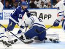 Le centre du Lightning de Tampa Bay Brayden Point (21) tire alors que le gardien de but des Maple Leafs de Toronto Joseph Woll (60) défend pendant la première période à l'Amalie Arena le 11 avril 2023. Kim Klement-USA AUJOURD'HUI Sports