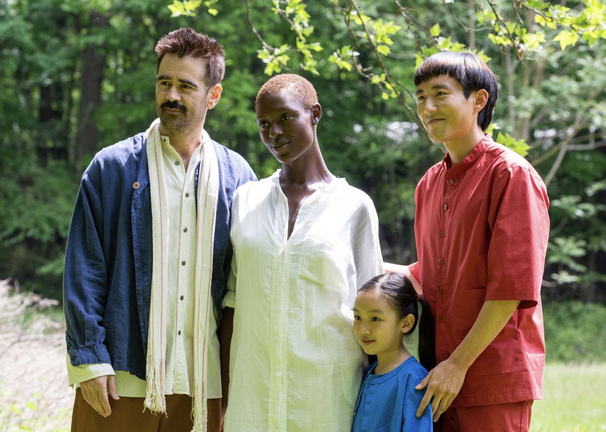 La famille centrale d'After Yang, posant dans un champ ensoleillé