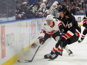 Tim Stutzle des Sénateurs et Owen Power des Sabres ont atteint la rondelle en première période jeudi soir.