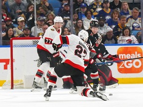 Dylan Gambrell des Sénateurs a tiré la rondelle du côté ouvert du filet pour un but en deuxième période contre les Sabres jeudi soir.