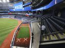 Les nouveaux enclos des releveurs du Rogers Centre ont des fans qui les regardent de haut. 