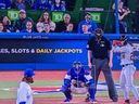 Capture d'écran des fans derrière le marbre du match des Blue Jays et des Tigers.