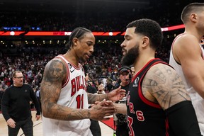 DeMar DeRozan # 11 des Chicago Bulls rencontre Fred VanVleet # 23 des Raptors de Toronto après avoir vaincu les Raptors de Toronto lors du tournoi Play-In 2023 à la Scotiabank Arena le 12 avril 2023 à Toronto.  (Photo par Andrew Lahodynskyj/Getty Images)