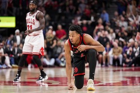 Scottie Barnes # 4 des Raptors de Toronto s'agenouille lors d'un lancer franc lors du tournoi Play-In 2023 contre les Chicago Bulls à la Scotiabank Arena le 12 avril 2023 à Toronto.  (Photo par Andrew Lahodynskyj/Getty Images)