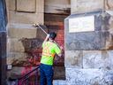 On2Ottawa proteste contre le changement climatique et jette de la peinture rouge sur le Bureau du Premier ministre et du Conseil privé, anciennement l'édifice Langevin où se trouve le bureau du Premier ministre Justin Trudeau.  Des équipes étaient sur place pour nettoyer la peinture le samedi 15 avril 2023. 