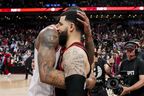 DeMar DeRozan des Bulls embrasse Fred VanVleet des Raptors après que Chicago se soit rallié pour vaincre Toronto lors de leur match de barrage NBA à la Scotiabank Arena le 12 avril 2023. 