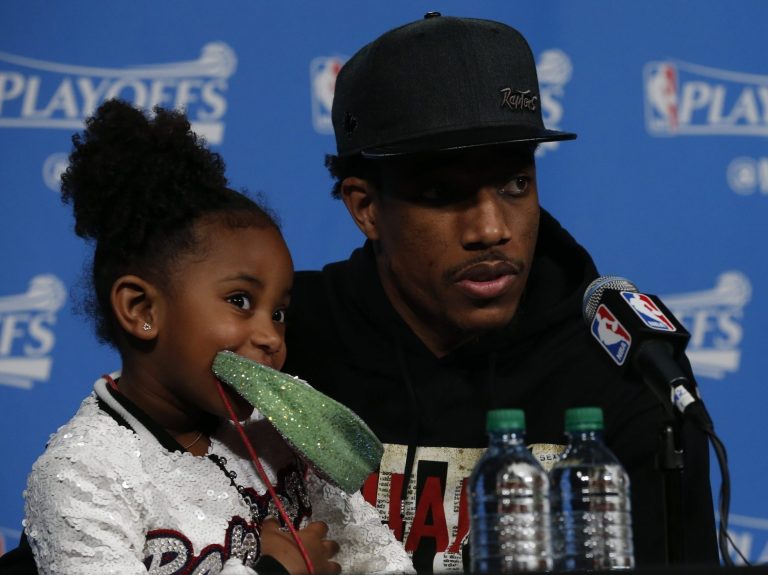 L’ÉQUIPE DE CRI !  Le garçon de 9 ans de DeRozan devient viral pour les cris de lancer franc