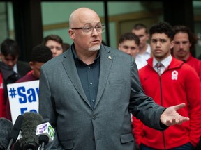 Jim Mullin, président de Football Canada, se joint aux joueurs actuels et passés du programme de football de la SFU à la Cour suprême de la Colombie-Britannique à Vancouver, en Colombie-Britannique, le jeudi 13 avril 2023. La SFU a annulé le programme de football la semaine dernière et un groupe comprenant des anciens demande aux tribunaux de arrêter l'annulation.  (Photo de Jason Payne/PNG)