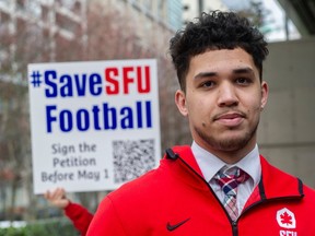 Keyshaun Dorsey, QB des Red Leafs de SFU, se joint à ses coéquipiers et anciens joueurs du programme de football de SFU alors qu'ils se réunissent à la Cour suprême de la Colombie-Britannique à Vancouver, en Colombie-Britannique, le jeudi 13 avril 2023. SFU a annulé le programme de football la semaine dernière et un groupe comprenant des anciens demandent aux tribunaux pour stopper l'annulation.  (Photo de Jason Payne/PNG)