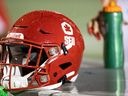 Un casque de football de l'Université Simon Fraser est montré sur une photo à distribuer.  La Simon Fraser University Football Alumni Society demande une injonction contre l'école pour rétablir son programme de football.  La semaine dernière, l'école a mis fin au programme, craignant qu'elle n'ait nulle part où jouer après la saison 2023.