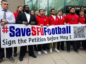 Les joueurs actuels et passés du programme de football de la SFU se réunissent à la Cour suprême de la Colombie-Britannique à Vancouver, en Colombie-Britannique, le jeudi 13 avril 2023. La SFU a annulé le programme de football la semaine dernière et un groupe comprenant des anciens demande aux tribunaux de suspendre l'annulation.  (Photo de Jason Payne/PNG)