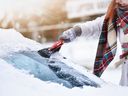 Gratter la glace sur les pare-brise était l'un des aspects les moins appréciés de la saison.