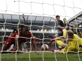 Football football - Premier League - Liverpool v Arsenal - Anfield, Liverpool, Grande-Bretagne - 9 avril 2023. Aaron Ramsdale d'Arsenal fait une économie d'Ibrahima Konate de Liverpool.