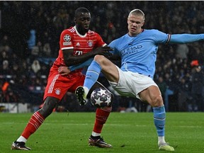 Le défenseur français de Munich Dayot Upamecano (L) rivalise avec l'attaquant norvégien de Manchester City Erling Haaland (R) lors du quart de finale de la Ligue des champions de l'UEFA, match de football aller entre Manchester City et le Bayern Munich au stade Etihad de Manchester, au nord-ouest de l'Angleterre, le 11 avril 2023. (Paul ELLIS / AFP)