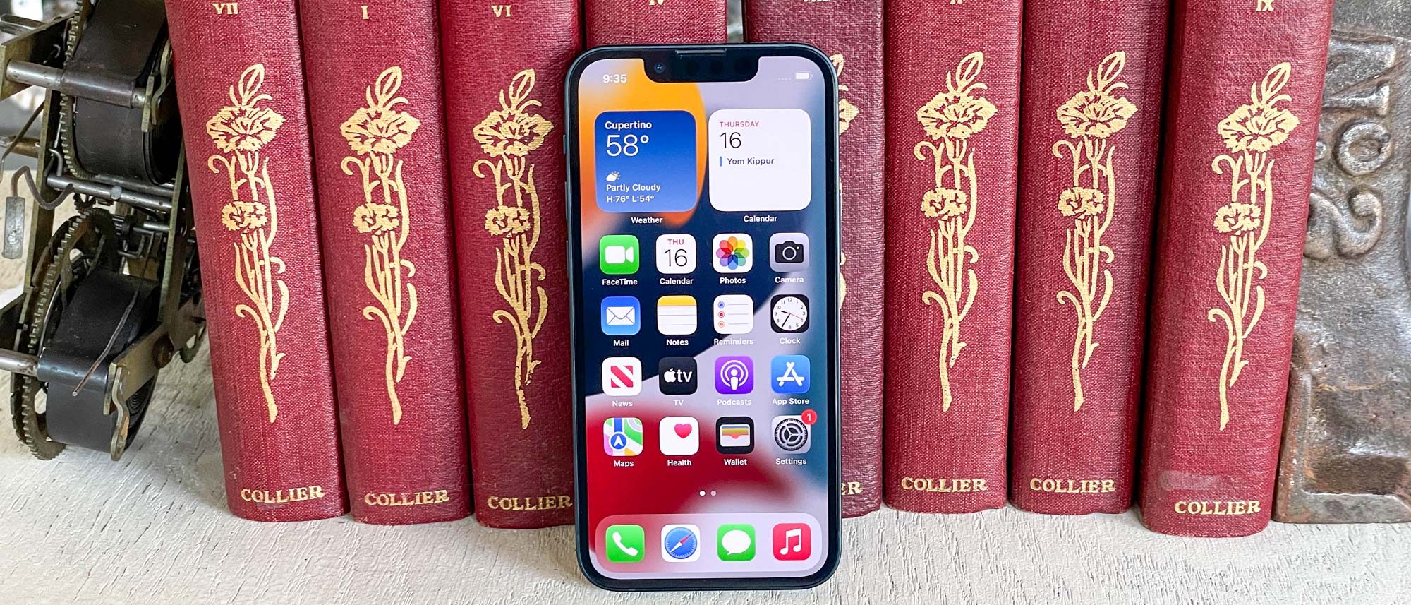 iphone 13 mini display appuyé contre des livres