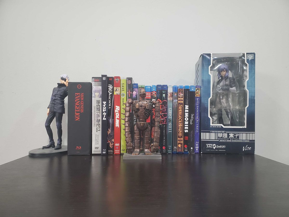 Une collection complète de Blu-ray et de DVD animés, accompagnés de figurines.