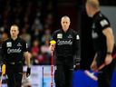 Le deuxième canadien EJ Harnden, au centre, descend la glace au troisième bout lors du match pour la médaille d'or contre l'Écosse au championnat du monde de curling masculin à Ottawa le dimanche 9 avril 2023.