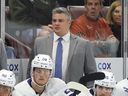 Sheldon Keefe derrière le banc des Maple Leafs contre les Coyotes au Mullett Arena de Tempe, en Arizona, le 29 décembre 2022.