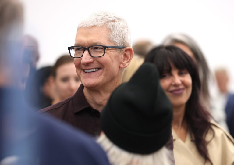 Apple « ravi de s’appuyer sur notre longue histoire », déclare Tim Cook avant l’ouverture des premiers magasins de détail