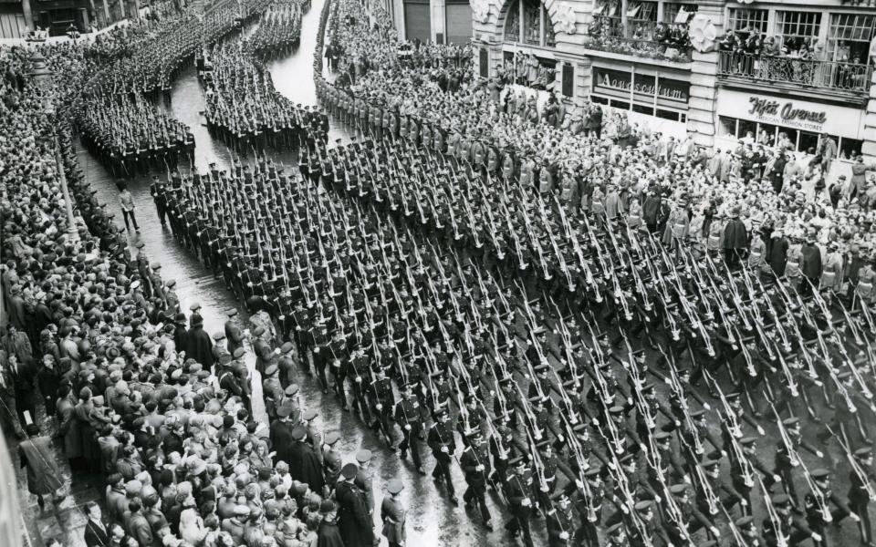 Des contingents de troupes descendent Regent Street lors du voyage de retour du cortège du couronnement de la reine Elizabeth II jusqu'au palais de Buckingham