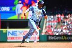 9 avril 2023 ;  Anaheim, Californie, États-Unis ;  Le champ droit des Blue Jays de Toronto Whit Merrifield (15) court à la maison pour marquer contre les Angels de Los Angeles lors de la sixième manche au Angel Stadium. 