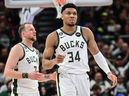 2 avril 2023 ;  Milwaukee, Wisconsin, États-Unis ;  L'attaquant des Milwaukee Bucks Giannis Antetokounmpo (34 ans) réagit après avoir marqué un panier au troisième quart lors du match contre les 76ers de Philadelphie au Fiserv Forum. 