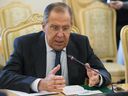 Le ministre russe des Affaires étrangères Sergueï Lavrov fait un geste en s'adressant au ministre algérien des Affaires étrangères Abdelkader Messahe lors des pourparlers à Moscou, en Russie, le lundi 19 février 2018. Lavrov a rejeté l'acte d'accusation américain accusant 13 Russes d'ingérence dans l'élection présidentielle américaine de 2016 comme étant sans fondement.