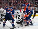 Le gardien Stuart Skinner (74), Leon Draisaitl (29) et Darnell Nurse (25) des Oilers d'Edmonton, gardent Trevor Moore des Kings de Los Angles loin de la rondelle libre à Rogers Place à Edmonton le 30 mars. sont passés au hockey défensif serré de style éliminatoire, allouant un total de deux buts lors de leurs quatre derniers matchs.