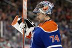 Le gardien des Oilers Stuart Skinner regarde pendant la deuxième période de la LNH contre les Flyers de Philadelphie au Rogers Place à Edmonton, le mardi 21 février 2023. 