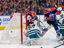 Leon Draisaitl (29) des Oilers d'Edmonton marque sur le gardien des Sharks de San Jose James Reimer (47) lors de la première période d'action de la LNH le jeudi 13 avril 2023 à Edmonton.  Greg Southam-Postmedia