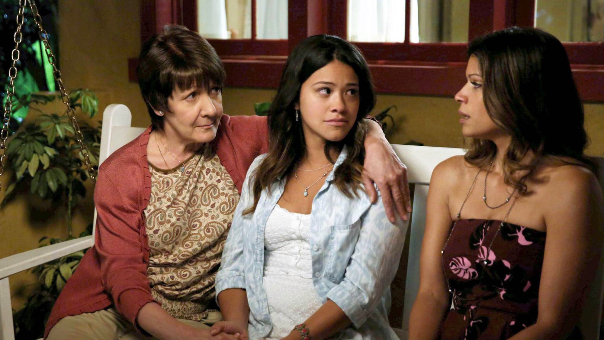 (de gauche à droite) Ivonne Coll, Gina Rodriguez et Andrea Navedo dans Jane the Virgin