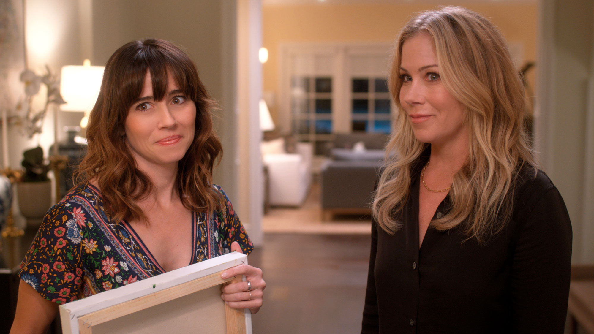 (De gauche à droite) Linda Cardellini (comme Judy) et Christina Applegate (comme Jen) dans Dead to Me