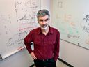 Yoshua Bengio dans son bureau de l'Université de Montréal, en 2019.