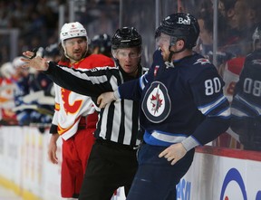 Pierre-Luc Dubois (à droite) a montré une capacité à se mettre sous la peau des adversaires avec son style physique.