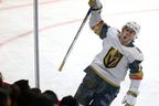 Jonathan Marchessault des Golden Knights célèbre l'un de ses deux buts dans une victoire de 6-5 contre les Jets de Winnipeg le 13 décembre 2022.